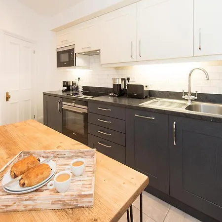 The Tower By Serviced Apartmán *